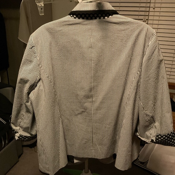 Jones New York Seer Sucker jacket. - Picture 2 of 5
